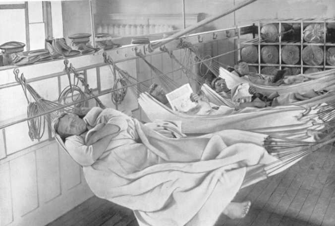 그래도 예전보다는 나아진 해군 침대_3.jpg