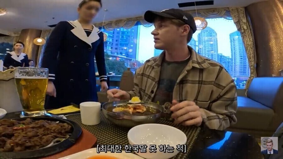 해외 북한식당에 들어간 외국인이 직원들의 관심을 한몸에 받은 이유_1.jpg