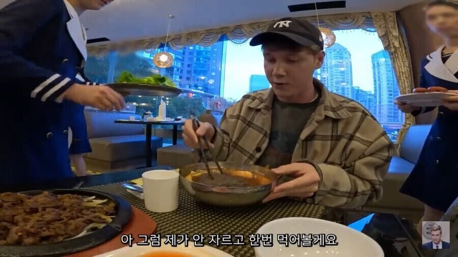 해외 북한식당에 들어간 외국인이 직원들의 관심을 한몸에 받은 이유_3.jpg