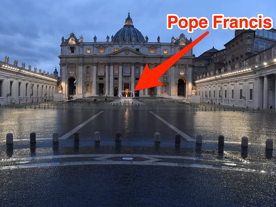 5년 전 텅 빈 광장에서 홀로 기도했던 교황.jpg_8.webp