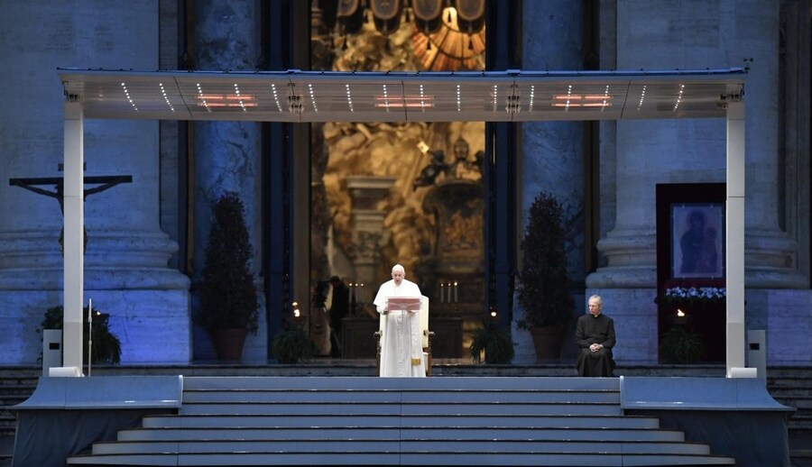 5년 전 텅 빈 광장에서 홀로 기도했던 교황.jpg_6.jpg