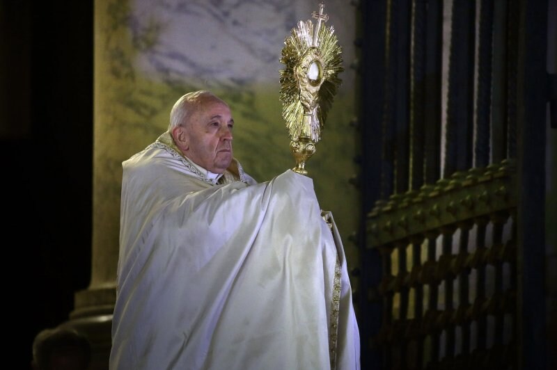 5년 전 텅 빈 광장에서 홀로 기도했던 교황.jpg_12.jpg