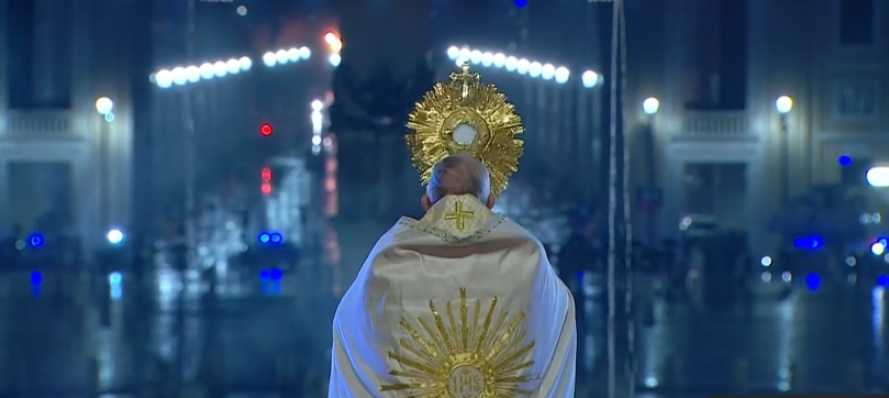 5년 전 텅 빈 광장에서 홀로 기도했던 교황.jpg_14.webp