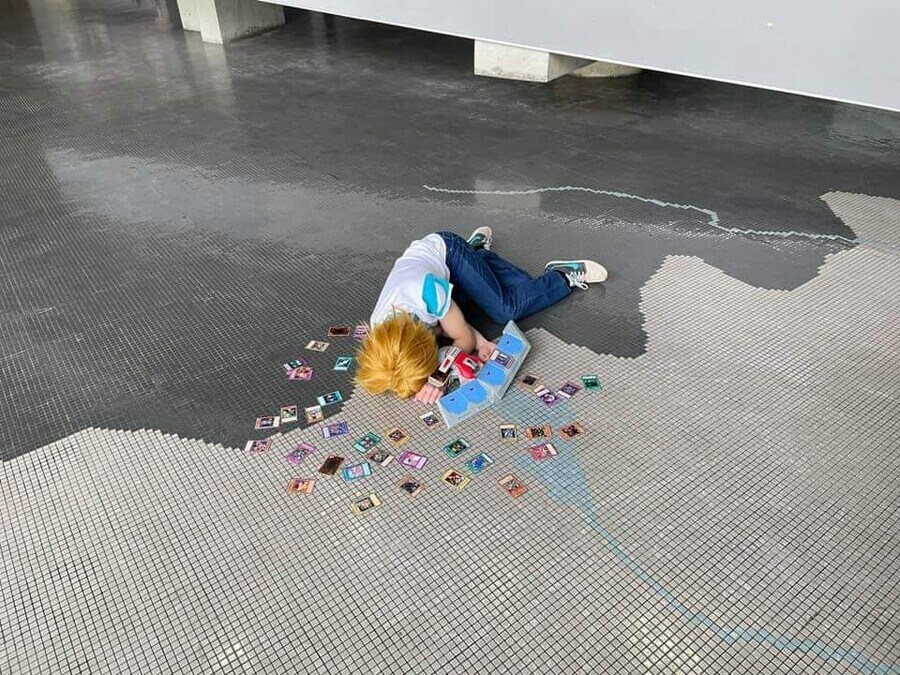 아니 저 사람 길바닥에 누워서 뭐하는거임??ㅋㅋ_1.jpg