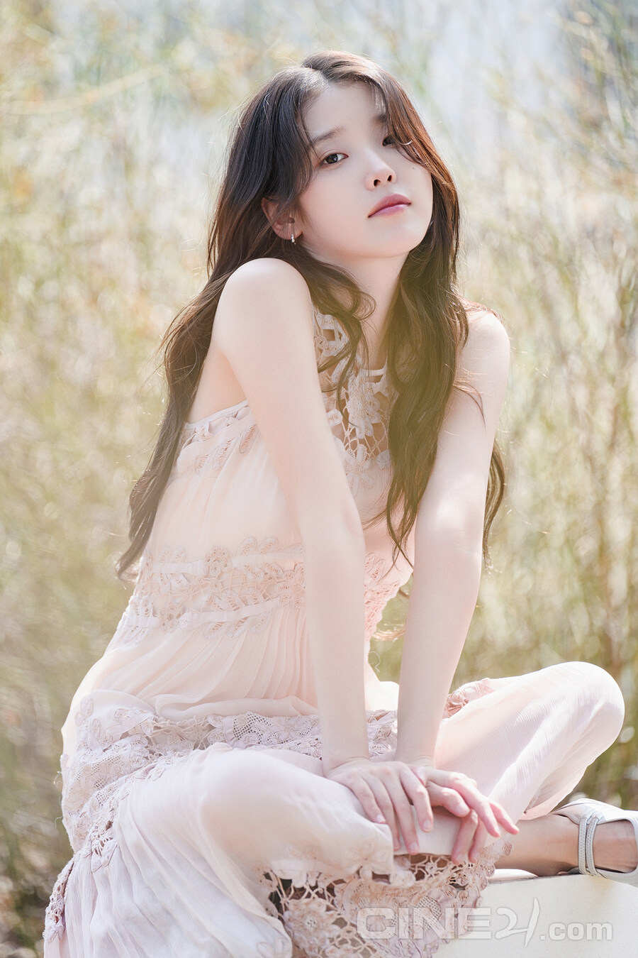 [씨네21] 1500호 아이유 화보 사진_2.jpg
