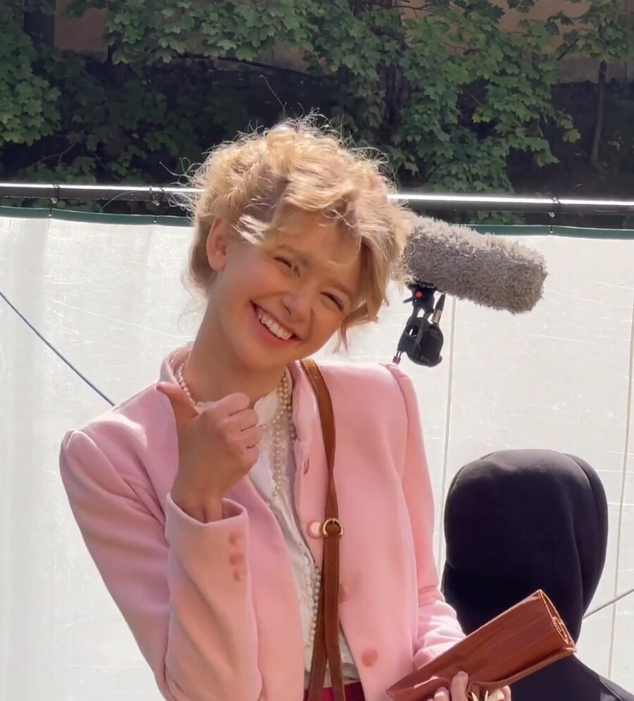 눈웃음이 너무 이쁜 여성_1.png