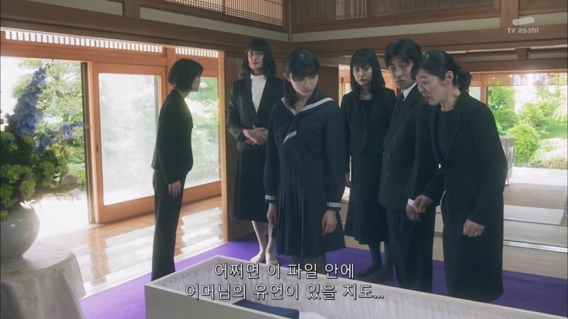 어머니 장례식을 치루는데 어머니가 살아돌아왔다_1.jpg