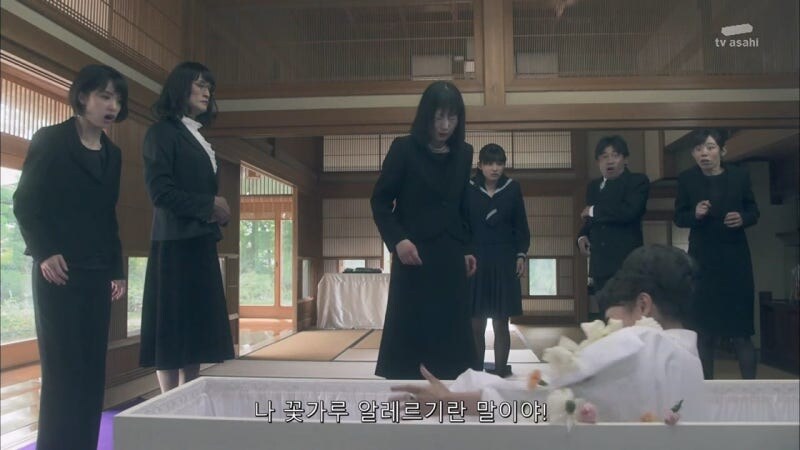 어머니 장례식을 치루는데 어머니가 살아돌아왔다_17.jpg