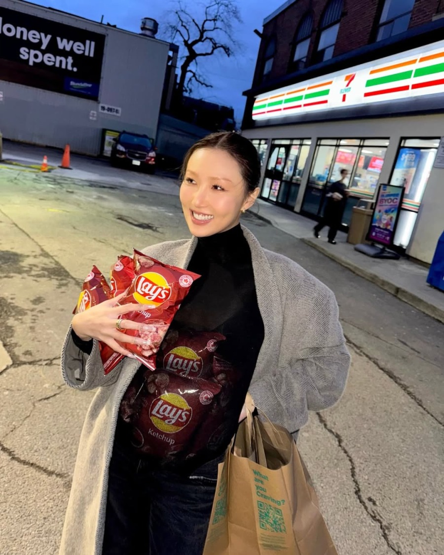 250403.화사.인스타그램 12.jpg