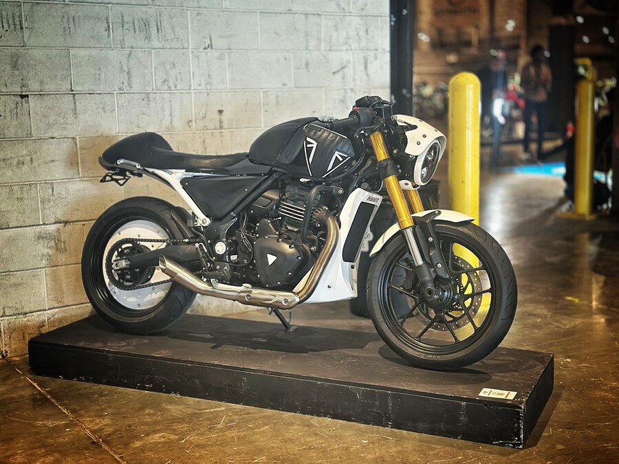 커스텀 트라이엄프 스피드 400 제작-완성-전시_36.jpg