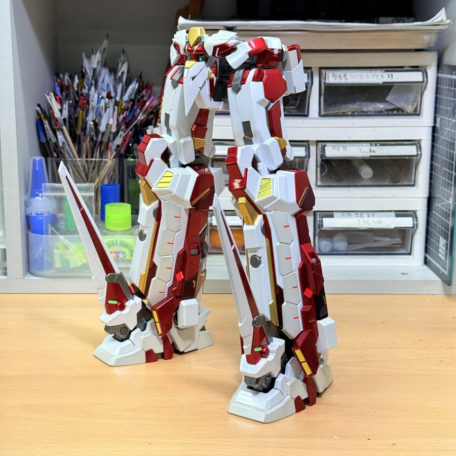 SMP 반프레이오스 하반신(AR-3 파워드) 완성 (도색 작업 중)_6.jpg