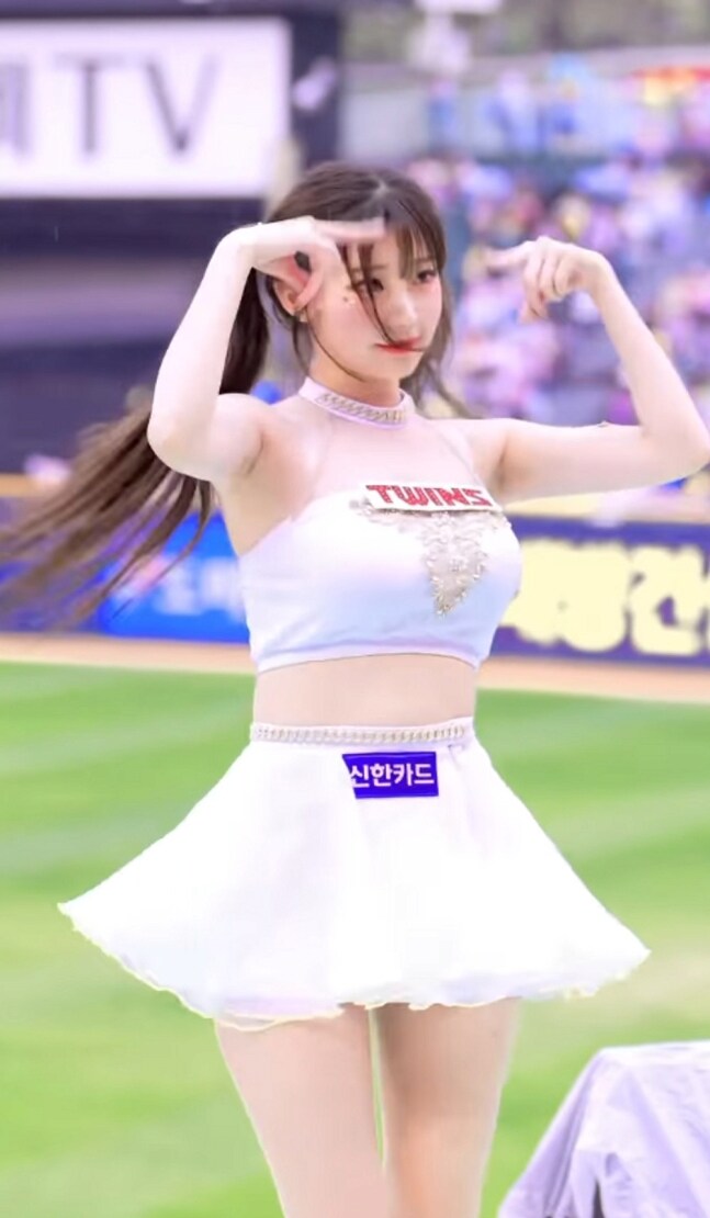 '04년생' 치어리더 이주은, 과도한 노출 의상 논란…비난 폭주_3.png