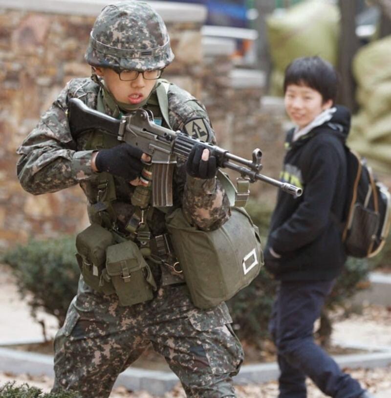 군인 보고 비웃는 초딩_1.jpg