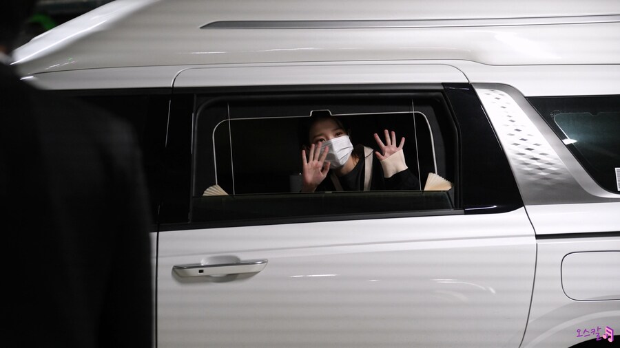 2025.04.15 야당 VIP 시사회 아이유 퇴근길 직캠(오스칼)_2.jpg