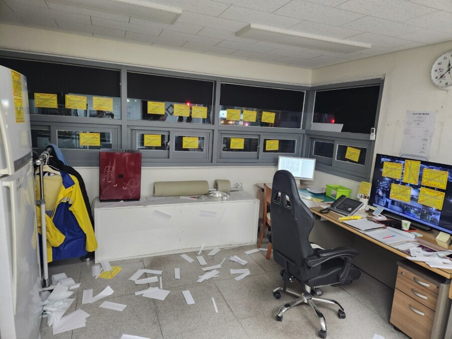 어느 아파트에서 발생한 관리실 스티커 테러.jpg_2.png