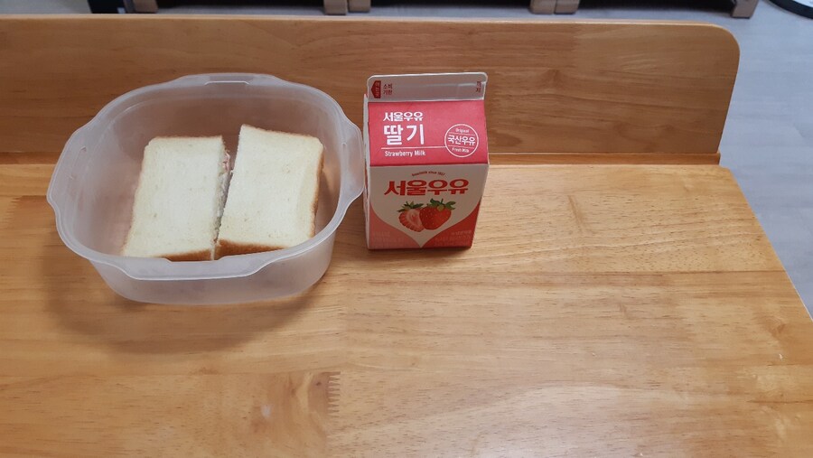 샌드위치&딸기우유 (4월 22일)_1.jpg
