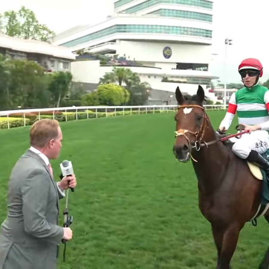 말딸,경마) 크라운 아들 타스티에라 우승후 인터뷰 요청받는 사진_1.jpg