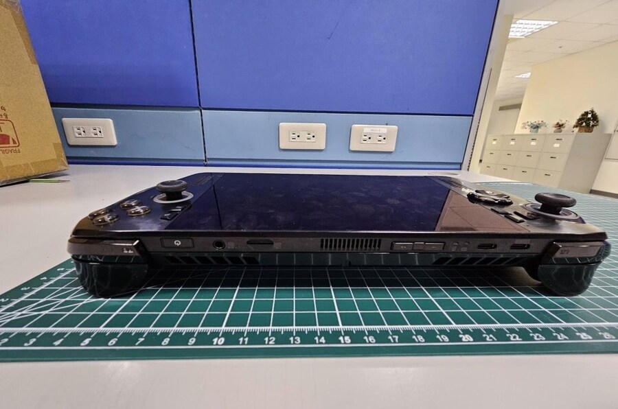 마이크로소프트와 아수스의 Xbox 휴대용 기기가 유출된 사진에 등장_3.jpg