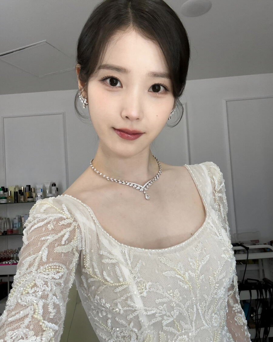 2025.05.07 아이유 인스타그램 사진 보정_1.jpg