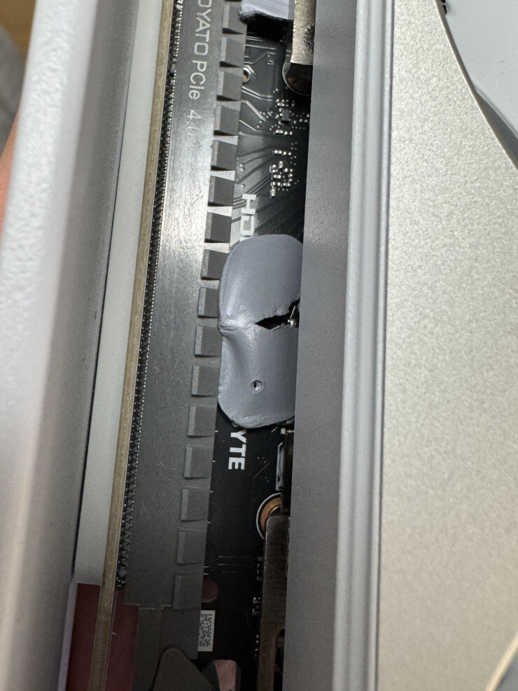 기가바이트 그래픽카드 채신 근황_1.jpg