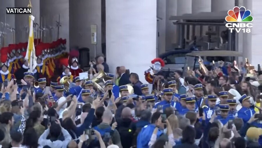 교황) 스위스 근위대 입장_1.jpg