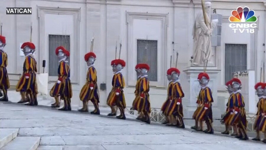 교황) 스위스 근위대 입장_2.jpg