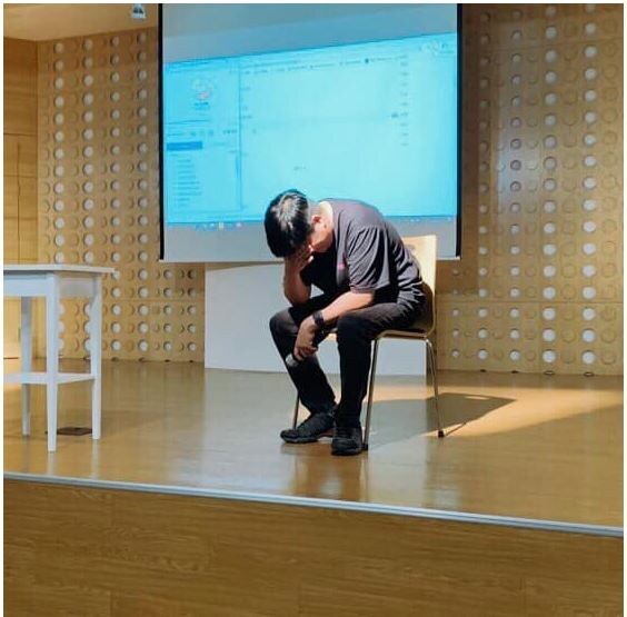 팬들에게 잡혀 고문 당한 작가.jpg_1.jpg