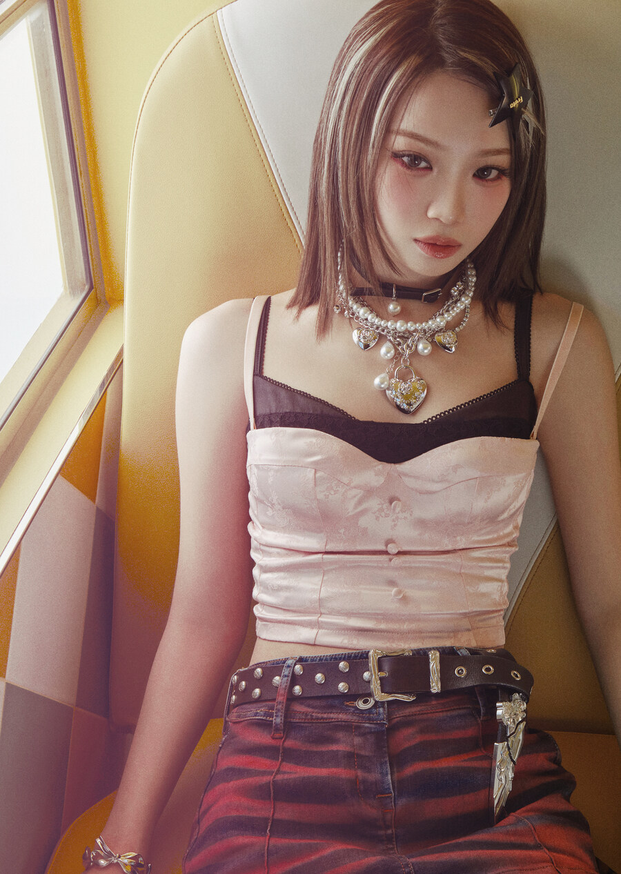 [르세라핌] JP 4th SG 'DIFFERENT' 컨셉 포토 2 솔로_2.jpg