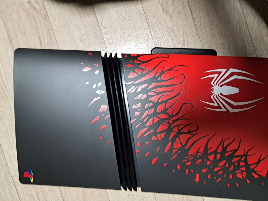 PS5 PRO 케이스 스파이더맨으로 교체한것_1.jpg