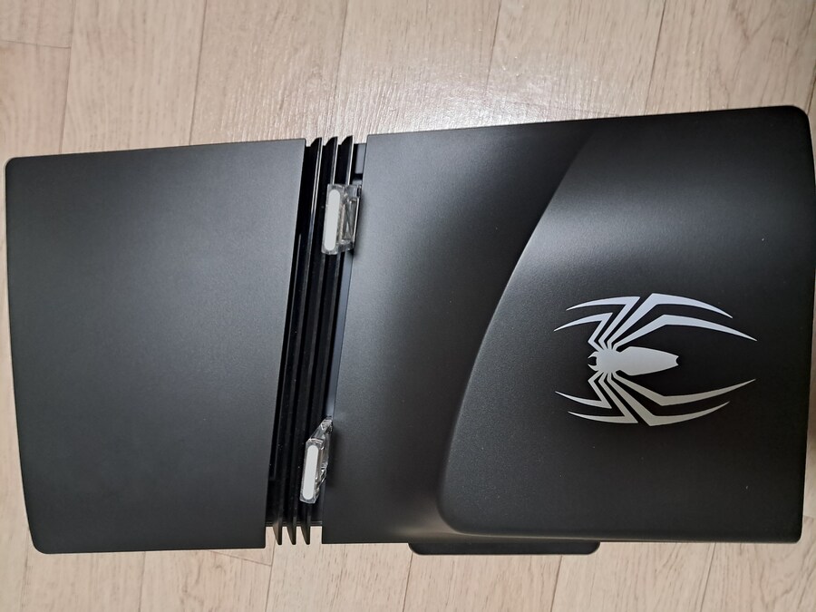 PS5 PRO 케이스 스파이더맨으로 교체한것_2.jpg