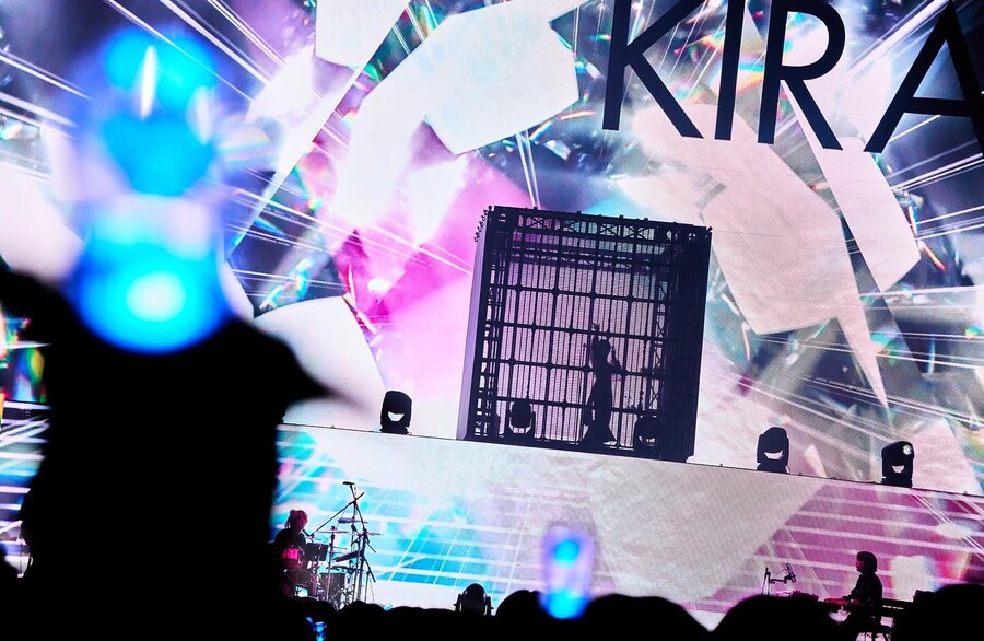 실루엣만 공개한 '얼굴 없는 가수'의 '보컬 차력쇼'_2.jpg