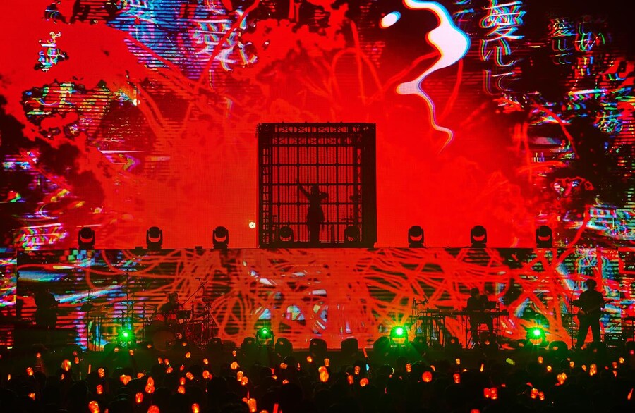 실루엣만 공개한 '얼굴 없는 가수'의 '보컬 차력쇼'_3.jpg