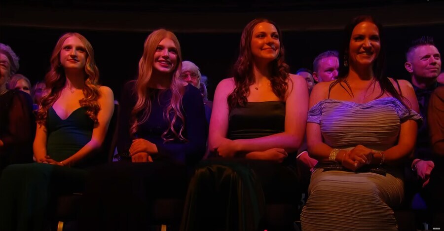 2025 WWE 명예의 전당에 등장한 트리플 H & 스테파니 맥마흔의 딸들_1.jpg