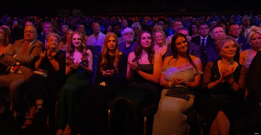 2025 WWE 명예의 전당에 등장한 트리플 H & 스테파니 맥마흔의 딸들_8.jpg