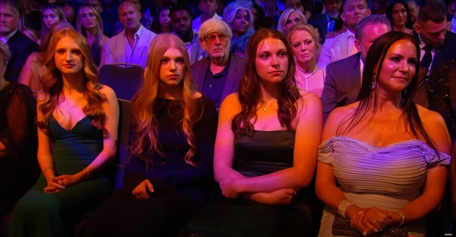 2025 WWE 명예의 전당에 등장한 트리플 H & 스테파니 맥마흔의 딸들_10.jpg