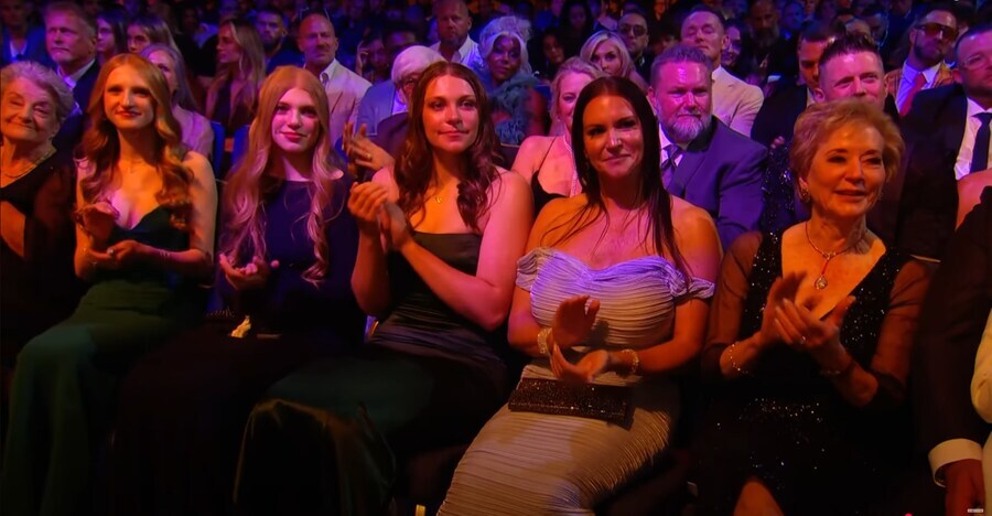 2025 WWE 명예의 전당에 등장한 트리플 H & 스테파니 맥마흔의 딸들_12.jpg