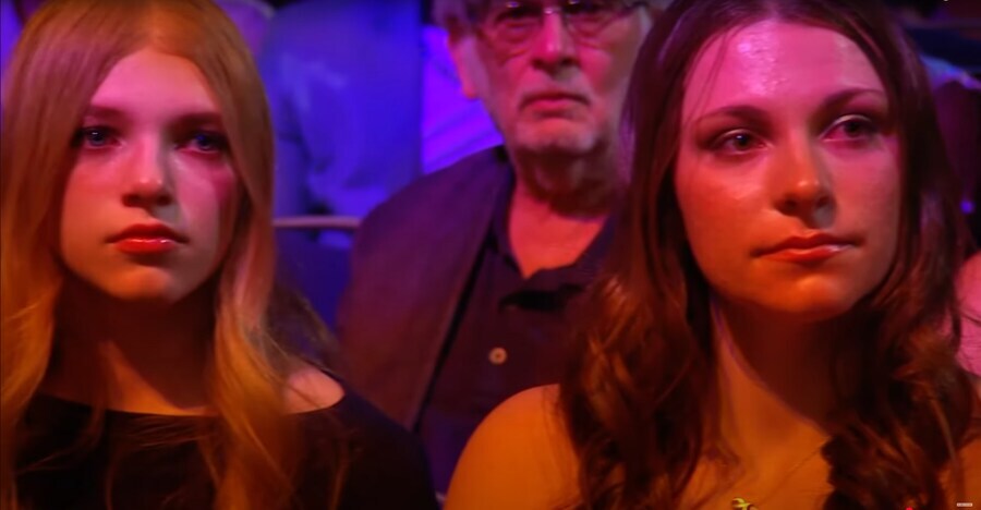 2025 WWE 명예의 전당에 등장한 트리플 H & 스테파니 맥마흔의 딸들_13.jpg