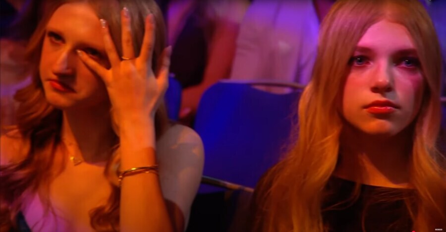 2025 WWE 명예의 전당에 등장한 트리플 H & 스테파니 맥마흔의 딸들_14.jpg