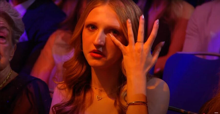 2025 WWE 명예의 전당에 등장한 트리플 H & 스테파니 맥마흔의 딸들_15.jpg