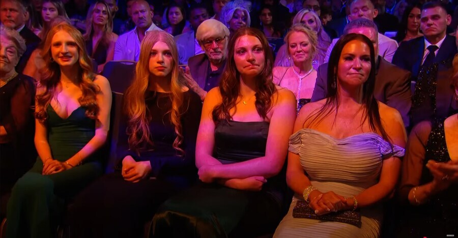 2025 WWE 명예의 전당에 등장한 트리플 H & 스테파니 맥마흔의 딸들_16.jpg