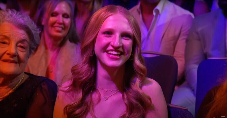 2025 WWE 명예의 전당에 등장한 트리플 H & 스테파니 맥마흔의 딸들_28.jpg