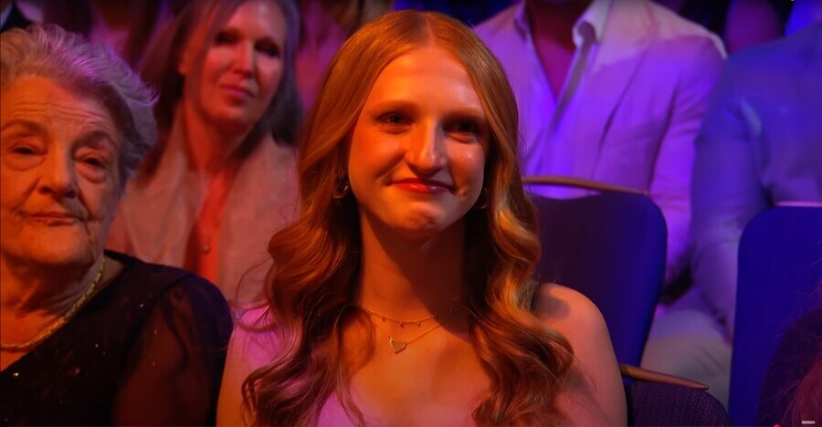 2025 WWE 명예의 전당에 등장한 트리플 H & 스테파니 맥마흔의 딸들_29.jpg