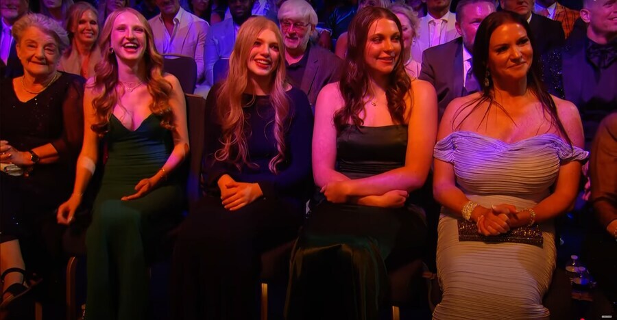 2025 WWE 명예의 전당에 등장한 트리플 H & 스테파니 맥마흔의 딸들_31.jpg