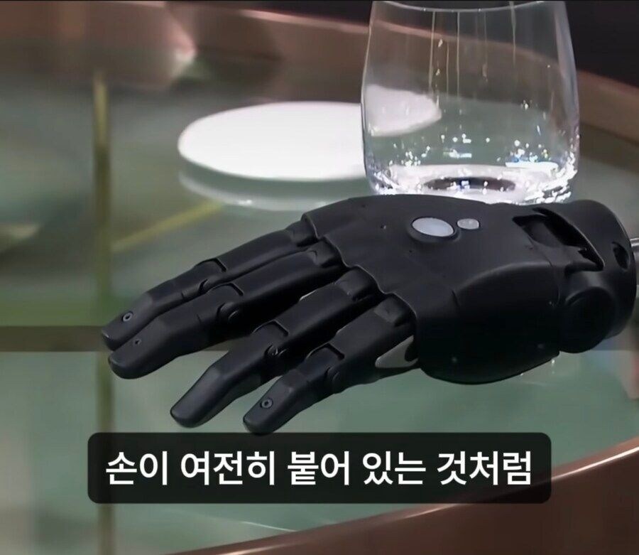무시무시한 요즘 의수 기술력.gif_5.jpg
