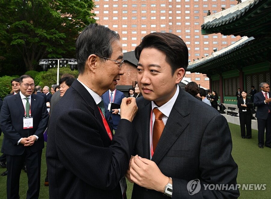 [포토] 대화하는 이준석 대선 후보와 한덕수 전 국무총리_1.png