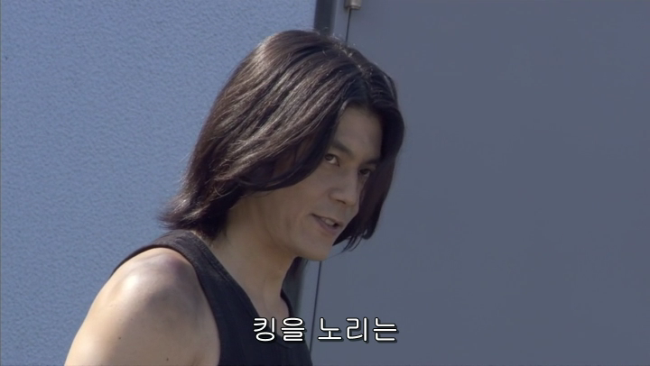[가면라이더 키바] 괴인 싸움에 인간 난입_4.png