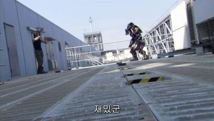 [가면라이더 키바] 괴인 싸움에 인간 난입_7.png