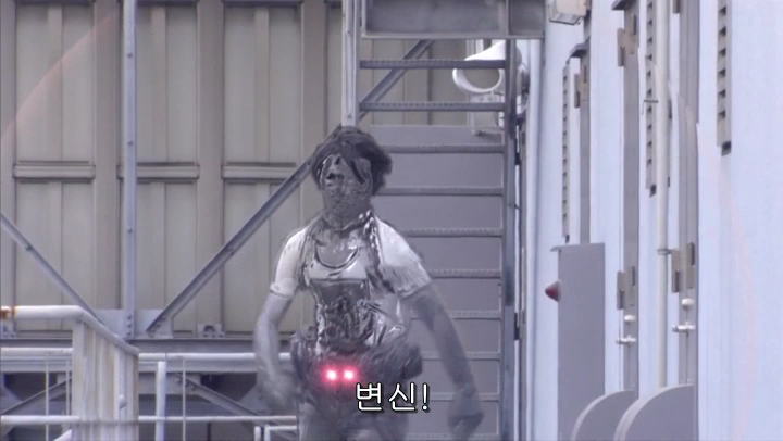 [가면라이더 키바] 괴인 싸움에 인간 난입_34.png