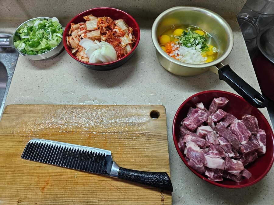 직장에서 3천원으로 해먹는 점심 김치찌개 계란말이_2.jpg