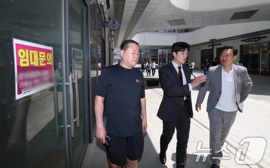 시흥 거북섬 인근 공실상가 둘러보는 김용태_4.jpg